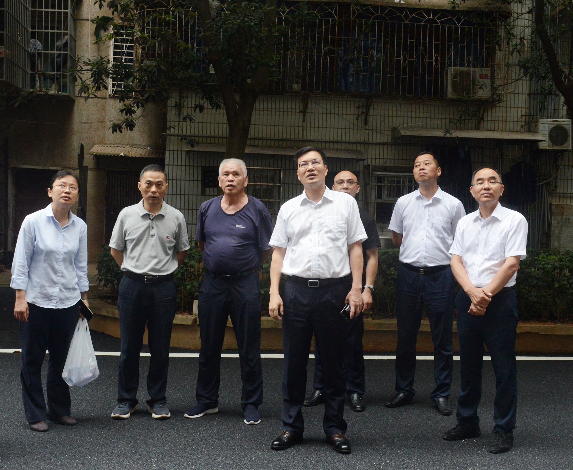 20200624518834.jpg 杨宏伟检查北院楼梯房电梯加装施工DSC_6524_副本.jpg