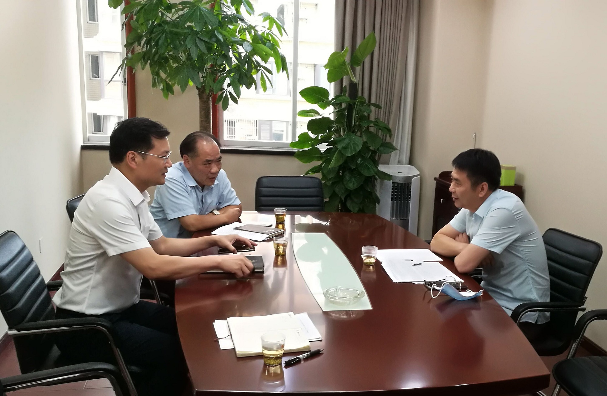 20200624769881.jpg 杨宏伟与专家组沟通交流_副本.jpg