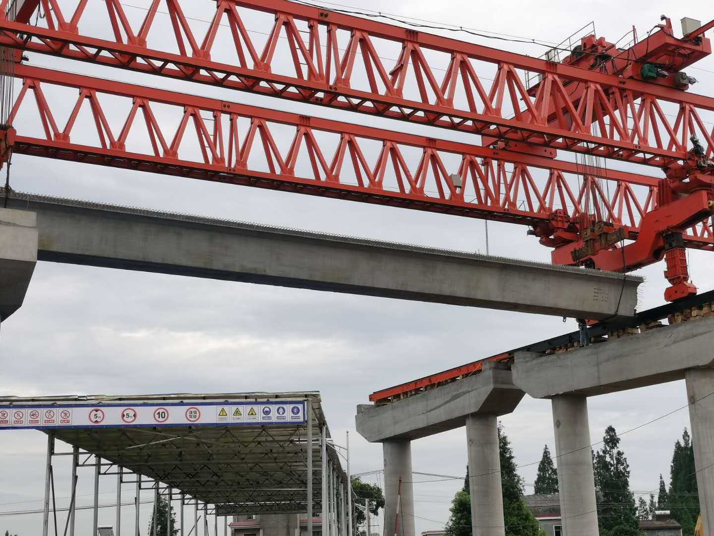 20200722440258.jpg 伍益14标大里程方向首片梁板成功架设照片 (2).jpg