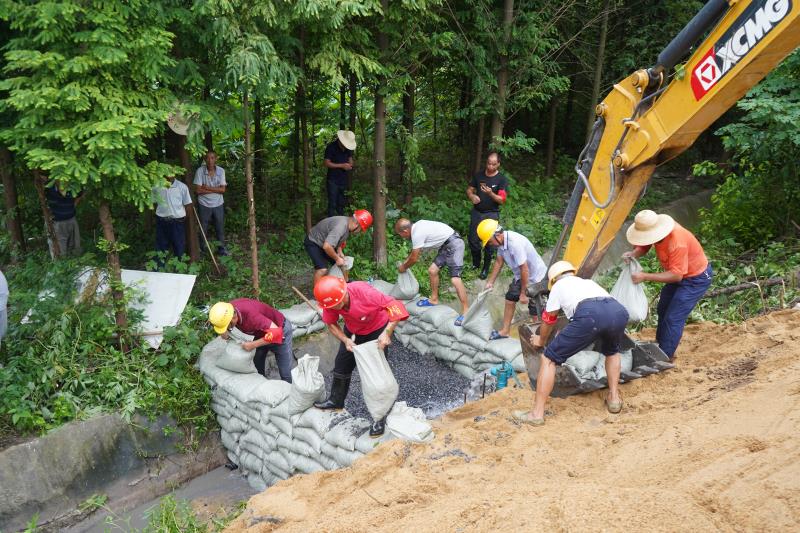 20200723258190.jpg 平益十六标及时处置管涌险情.jpg