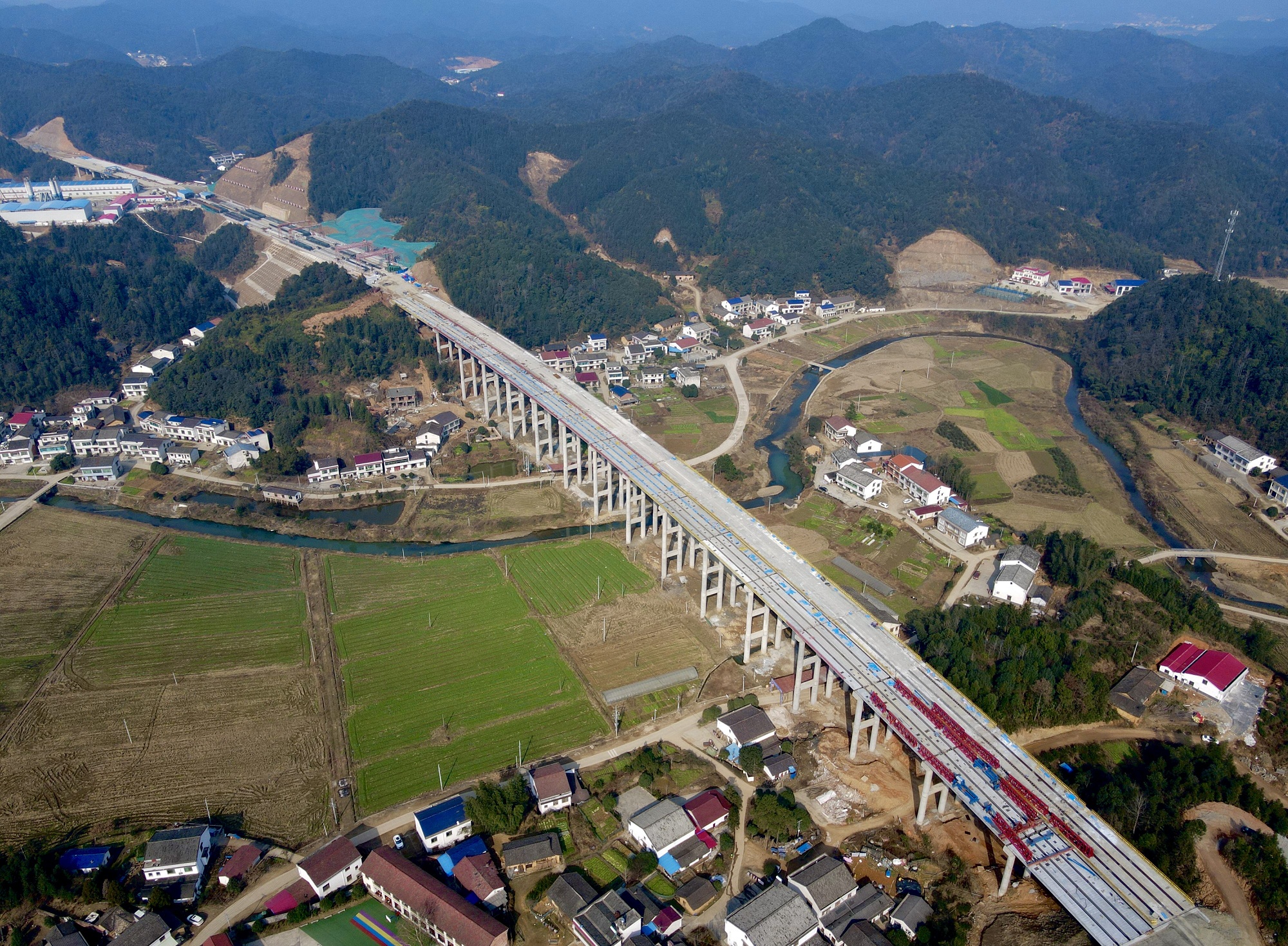 20210111811106.jpg Æ½Òæ°Ë±êÇå̶´å´óÇÅÁºÆ¬¼ÜÉèÍê³É7_¸±±¾.jpg