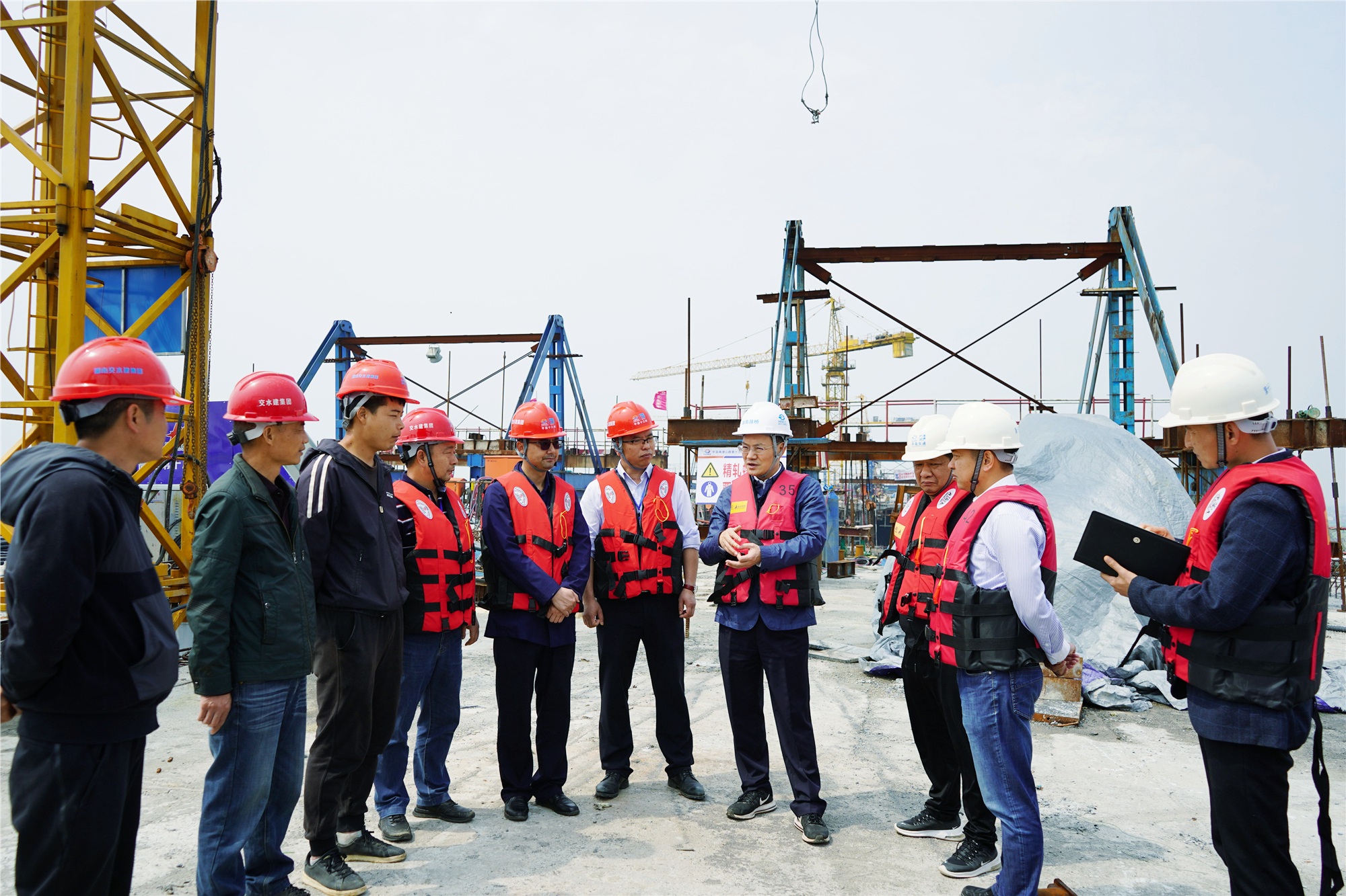 20210508257330.jpg 杨宏伟督查慰问13标02_副本_副本.jpg