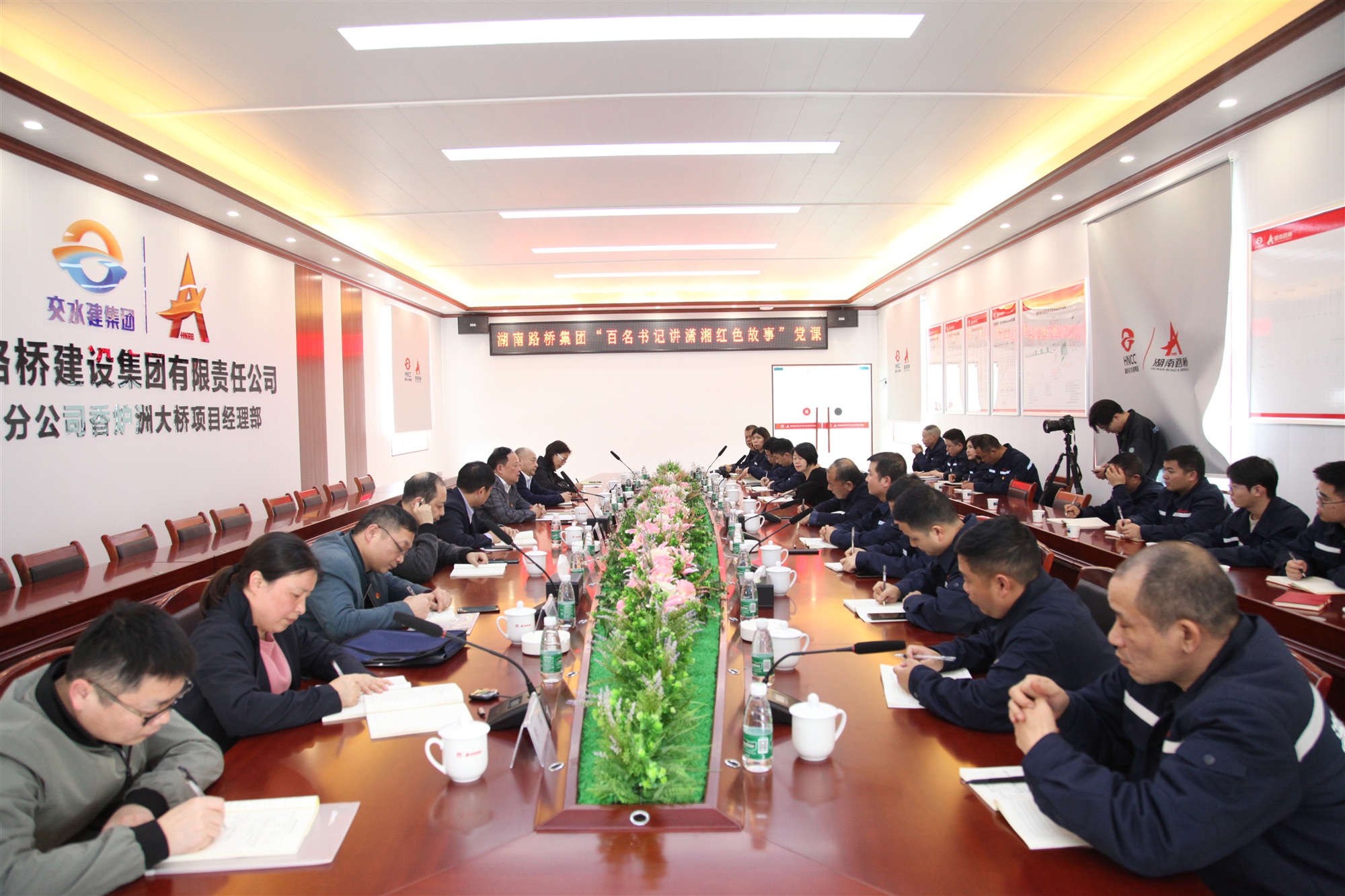 20210508414740.jpg 龚智辉到香炉洲大桥讲潇湘红色故事_副本.jpg