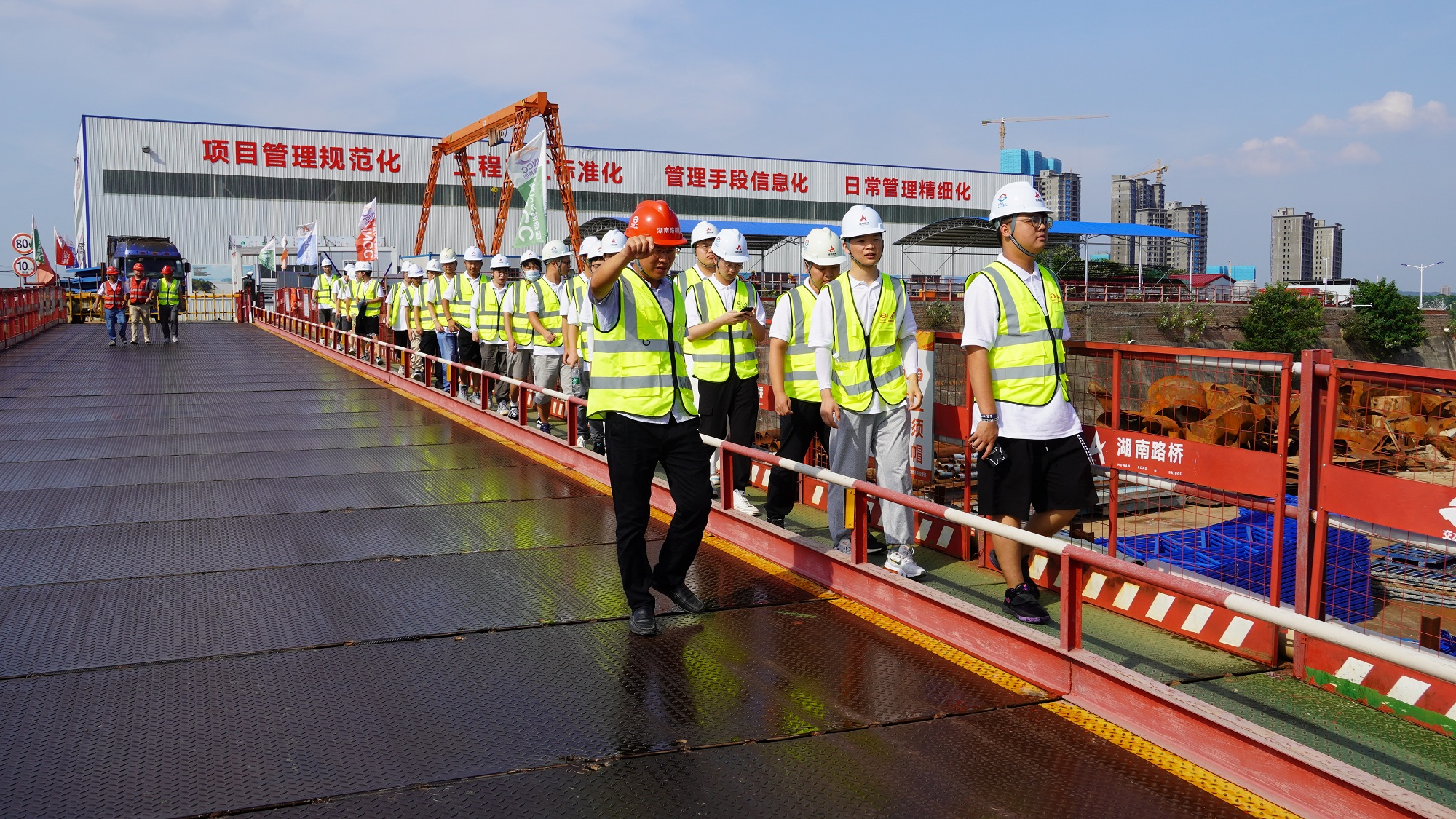 20220726105169.jpg 新员工参观现场1.jpg