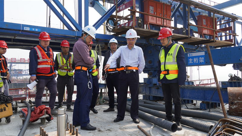 20230515574603.jpg 王术飞在大桥上实地查看_副本.jpg